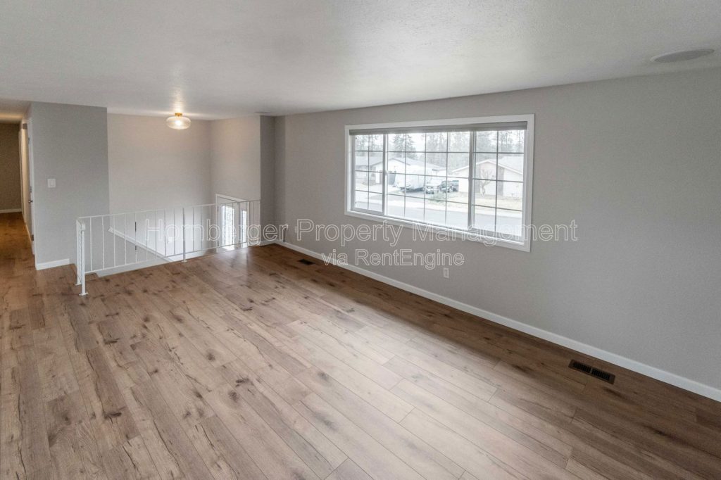 Large 4 Bedroom, 3 Bathroom Home in Quiet North Spokane Neighborhood - Image 5