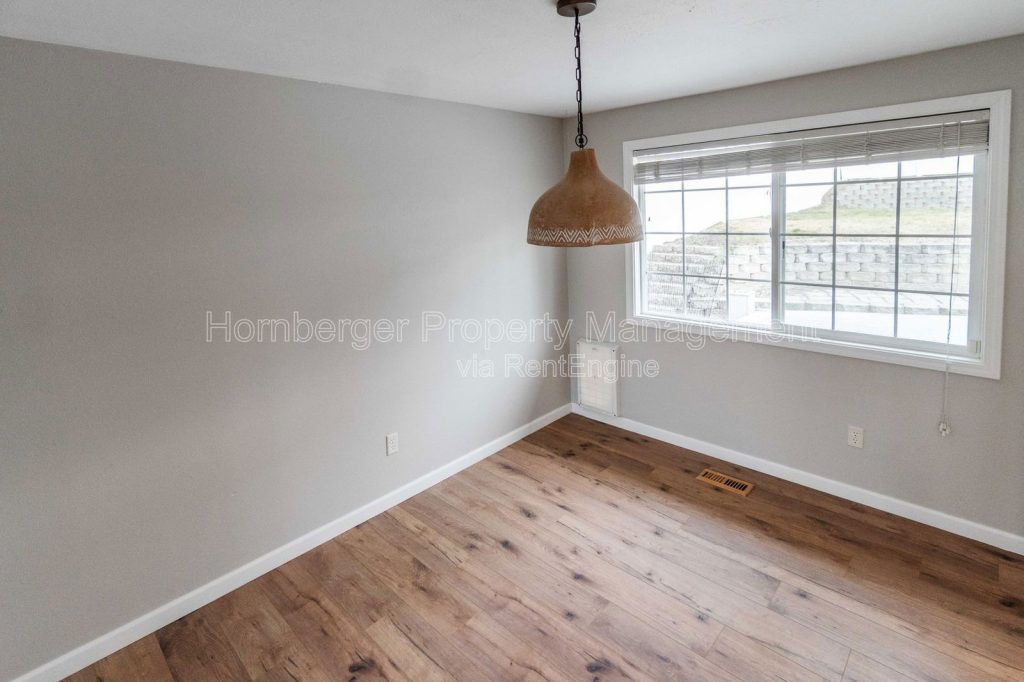 Large 4 Bedroom, 3 Bathroom Home in Quiet North Spokane Neighborhood - Image 6