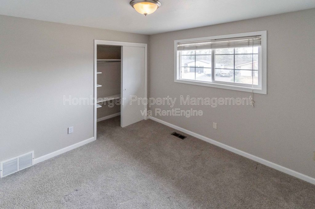 Large 4 Bedroom, 3 Bathroom Home in Quiet North Spokane Neighborhood - Image 13