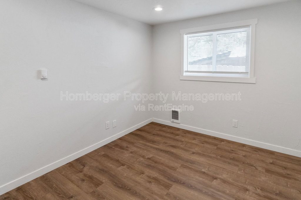 1 Bed 1 Bath Updated Apartment – **Move in special** - Image 10