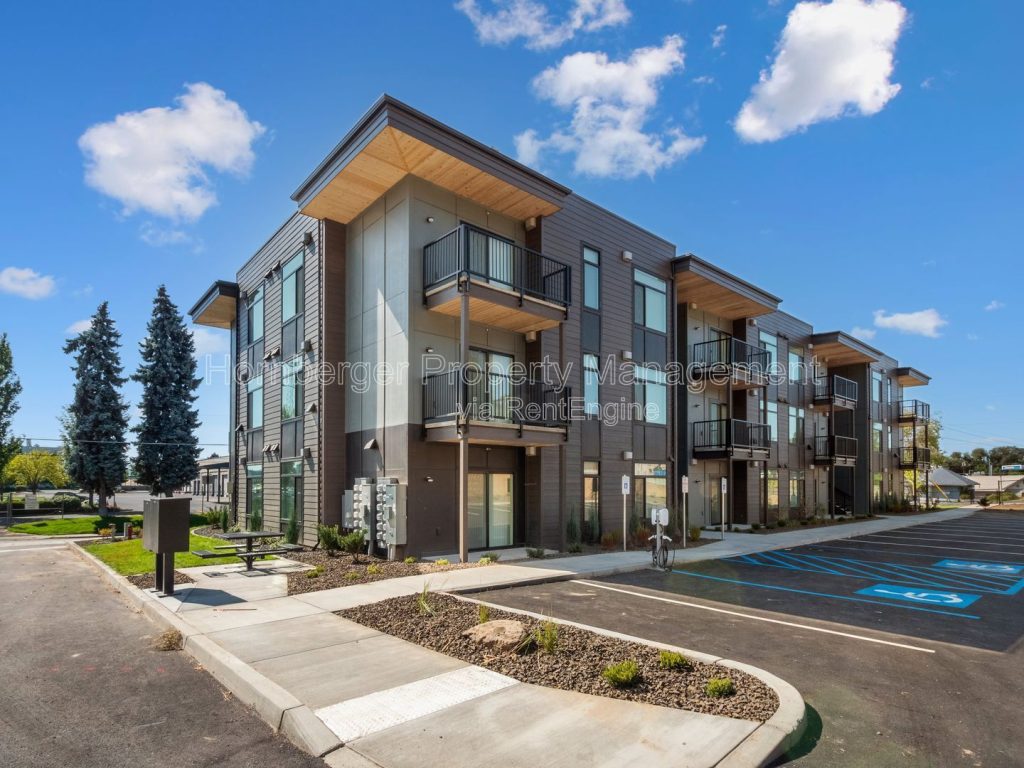 Spacious 2 Bed 1 Bathroom Apartment On Spokanes North Side! **MOVE IN SPECIAL: Half off first months rent** - Image 1