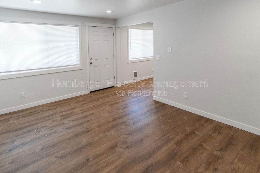 1 Bed 1 Bath Updated Apartment – **Move in special** - Image 6
