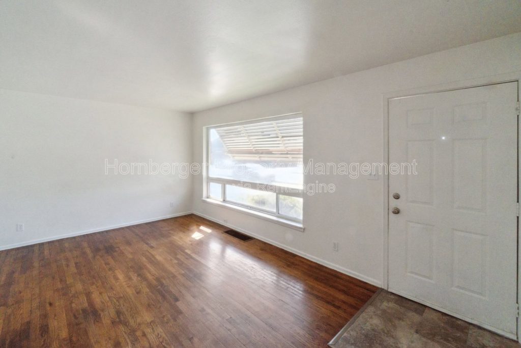 2 Bed Duplex with Fenced Yard and 2 Car Garage - Image 2