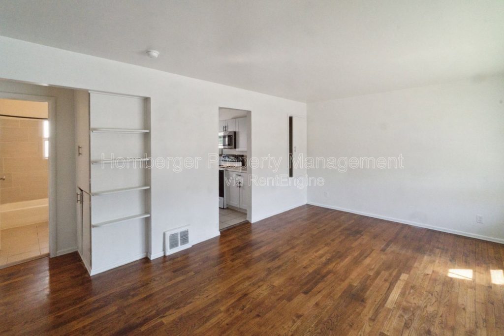 2 Bed Duplex with Fenced Yard and 2 Car Garage - Image 5