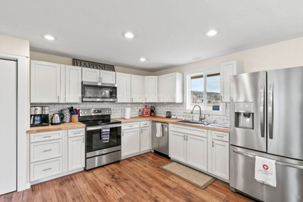 Spacious 4 Bedroom Home with Two Family Rooms and Fenced Yard - Image 2