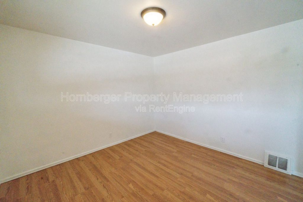 2 Bed Duplex with Fenced Yard and 2 Car Garage - Image 6