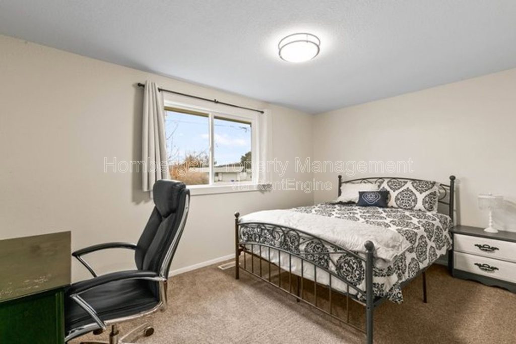 Spacious 4 Bedroom Home with Two Family Rooms and Fenced Yard - Image 17