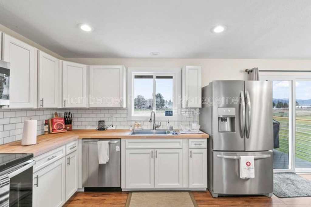 Spacious 4 Bedroom Home with Two Family Rooms and Fenced Yard - Image 3