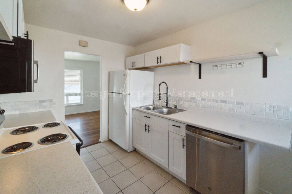 2 Bed Duplex with Fenced Yard and 2 Car Garage - Image 1