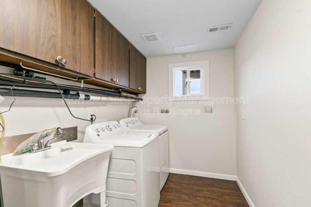 Spacious 4 Bedroom Home with Two Family Rooms and Fenced Yard - Image 10