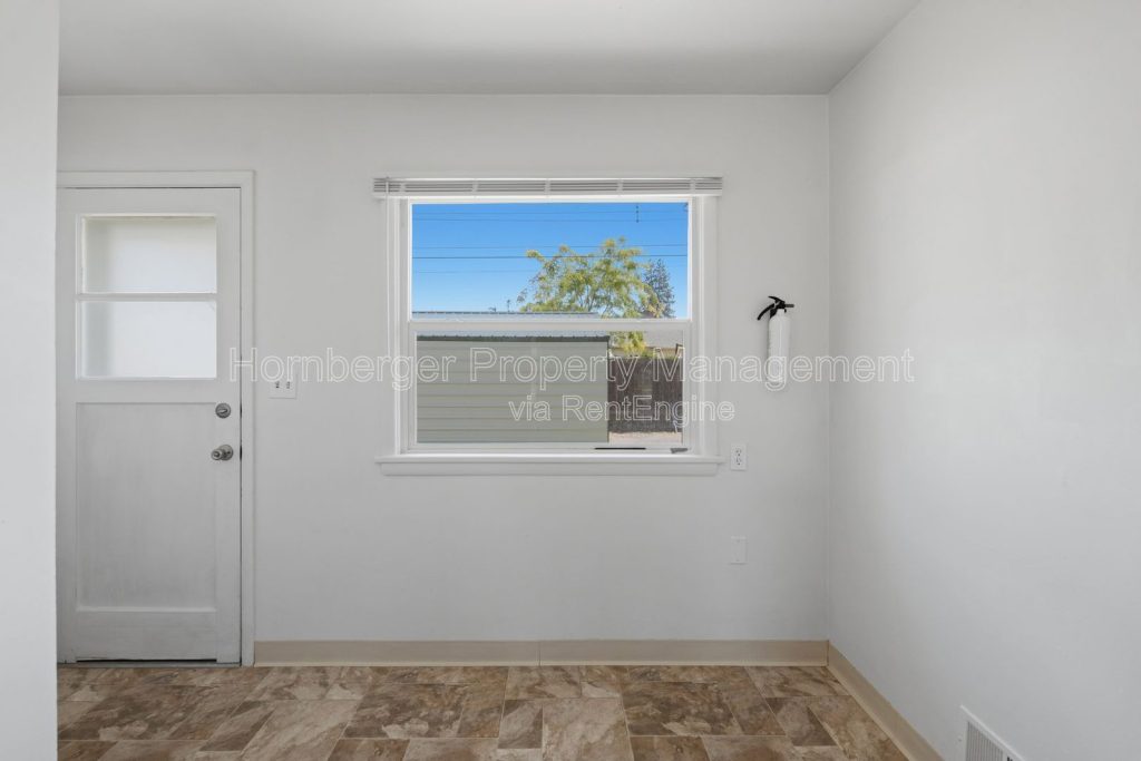 Charming 2 Bedrooms, 1 Bath Duplex Near VA Hospital - Image 9