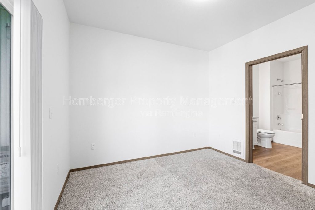 Modern 2 Bedroom Apartment with In Unit Laundry - Image 20