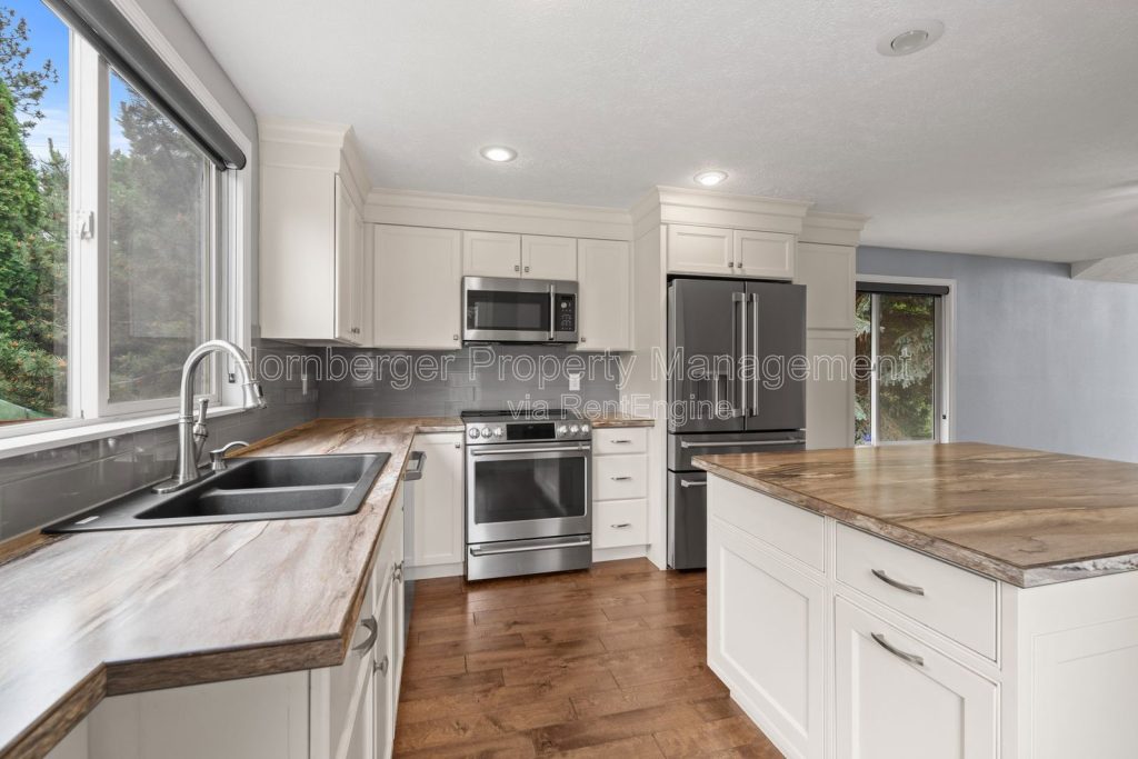 Spacious 4 Bedroom 2.5 bath Home on Quiet Cul-de-sac with Large Fenced Yard - Image 3