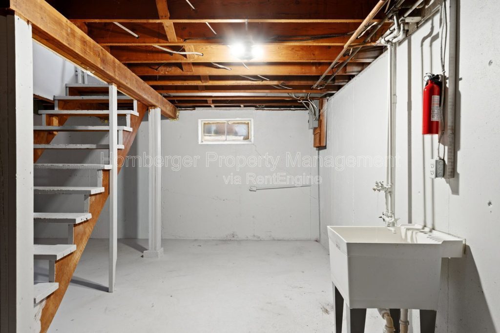 Charming 2 Bedrooms, 1 Bath Duplex Near VA Hospital - Image 15