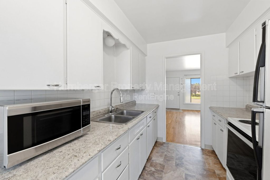 Charming 2 Bedrooms, 1 Bath Duplex Near VA Hospital - Image 4