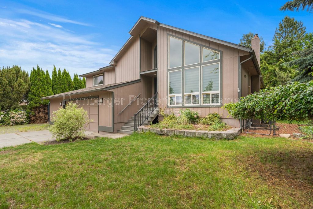 Spacious 4 Bedroom 2.5 bath Home on Quiet Cul-de-sac with Large Fenced Yard - Image 2