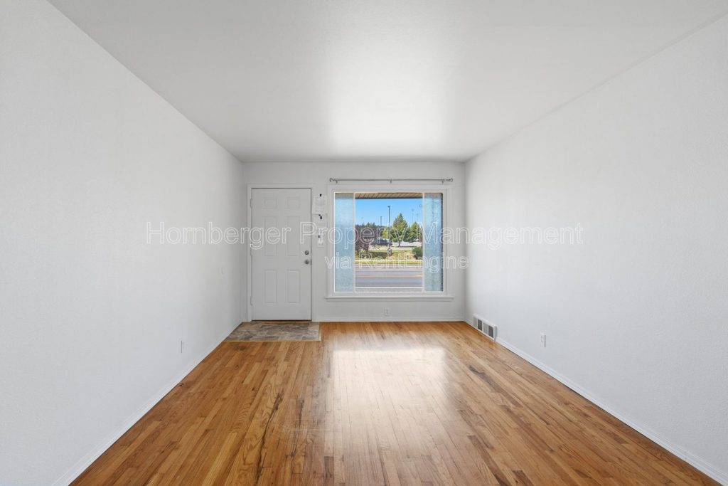 Charming 2 Bedrooms, 1 Bath Duplex Near VA Hospital - Image 8