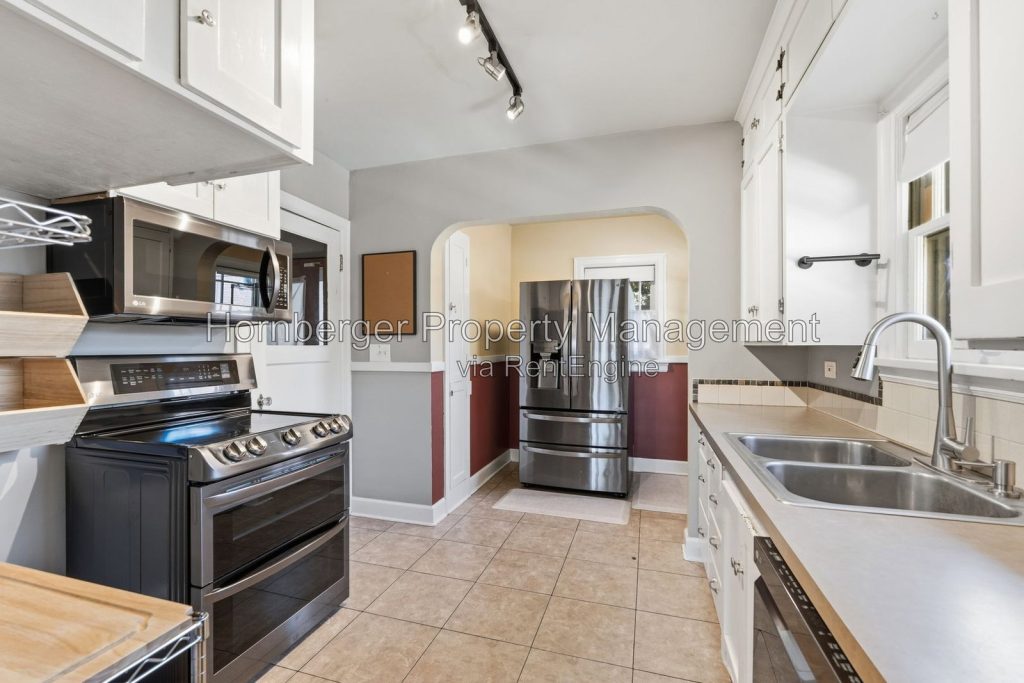 Spacious South Hill Home with Primary Suite and Beautiful Fenced Backyard - Image 1