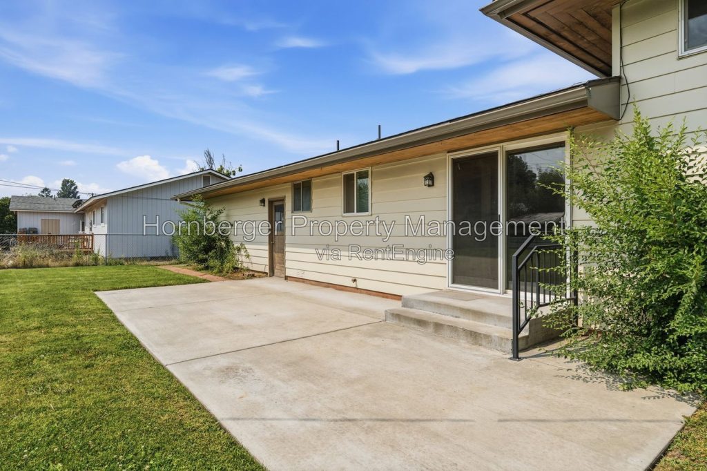 Recently Updated 3 Bedroom Home with Large Fenced Backyard - Image 22