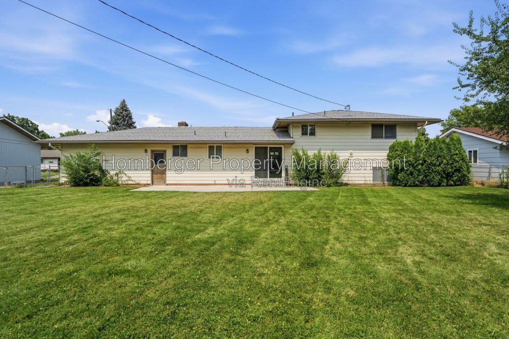 Recently Updated 3 Bedroom Home with Large Fenced Backyard - Image 24
