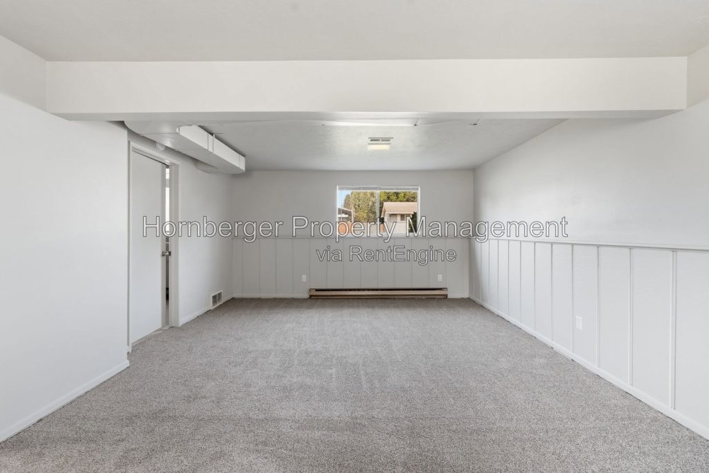 Recently Updated 3 Bedroom Home with Large Fenced Backyard - Image 12