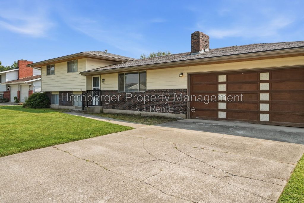 Recently Updated 3 Bedroom Home with Large Fenced Backyard - Image 21
