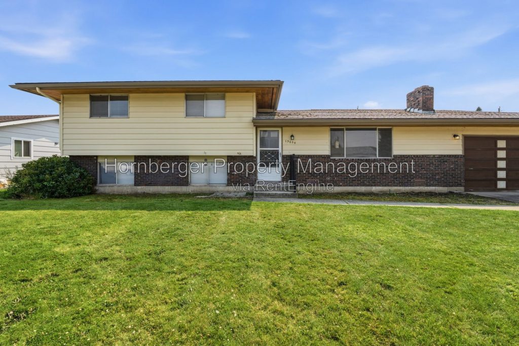 Recently Updated 3 Bedroom Home with Large Fenced Backyard - Image 1