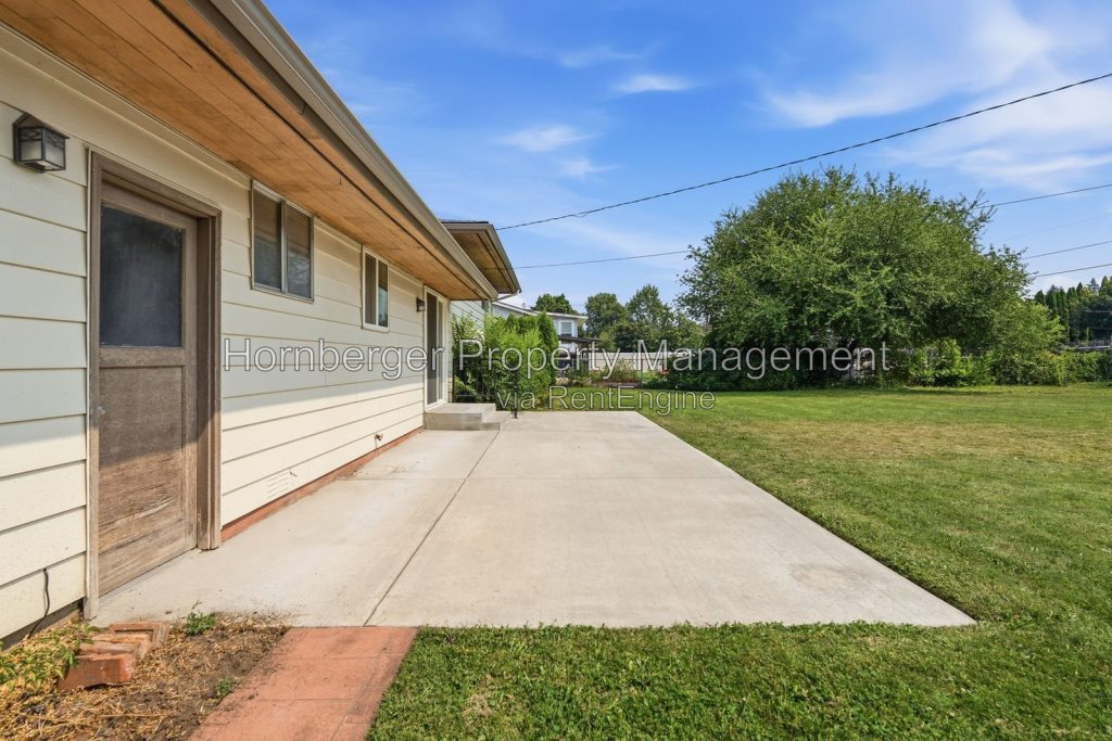 Recently Updated 3 Bedroom Home with Large Fenced Backyard - Image 23
