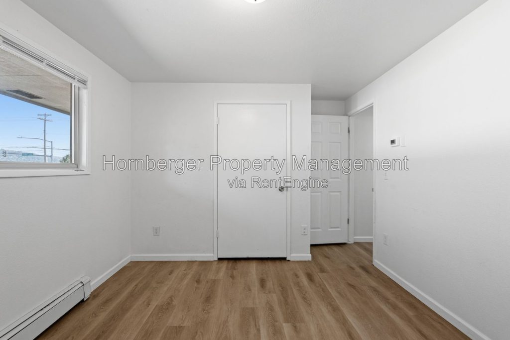 Spacious Updated 4 Bedroom South Hill Duplex with Heated Two Car Garage - Image 9