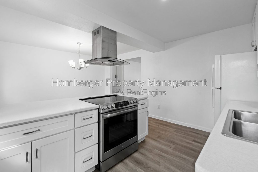Spacious Updated 4 Bedroom South Hill Duplex with Heated Two Car Garage - Image 3