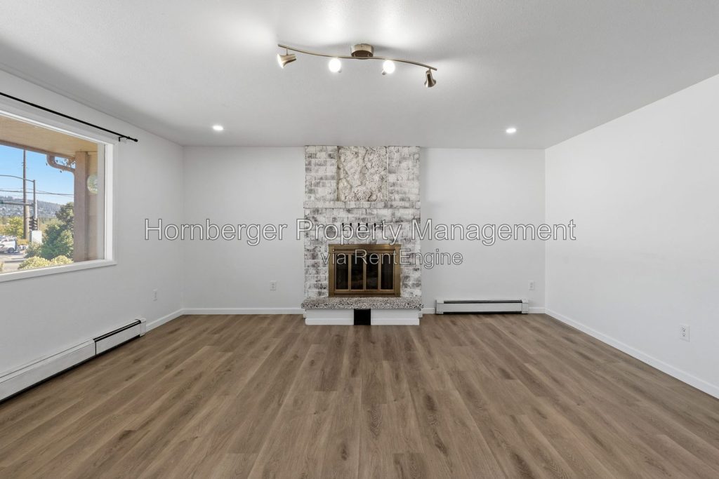 Spacious Updated 4 Bedroom South Hill Duplex with Heated Two Car Garage - Image 8