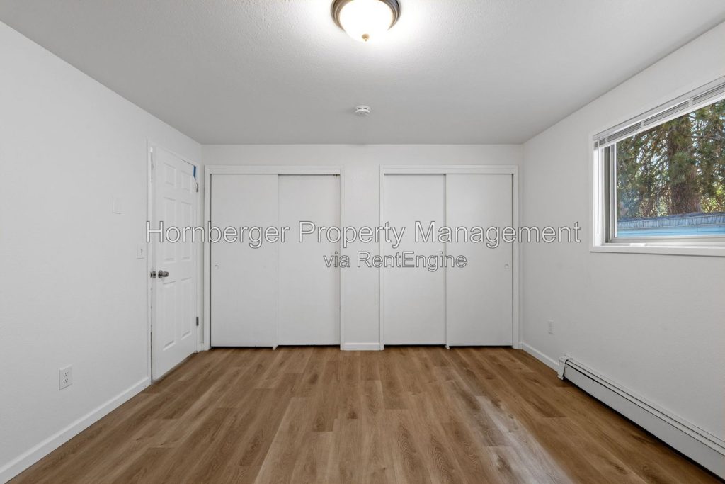Spacious Updated 4 Bedroom South Hill Duplex with Heated Two Car Garage - Image 10