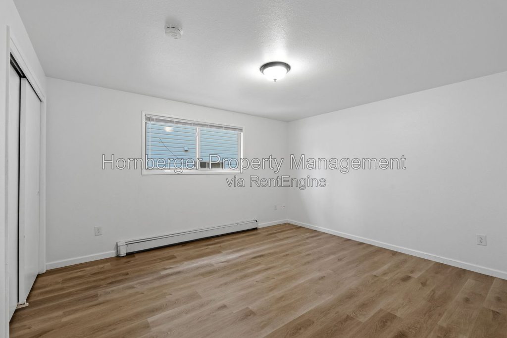 Spacious Updated 4 Bedroom South Hill Duplex with Heated Two Car Garage - Image 12