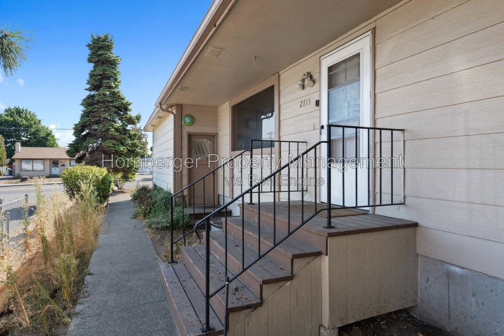 Spacious Updated 4 Bedroom South Hill Duplex with Heated Two Car Garage - Image 16