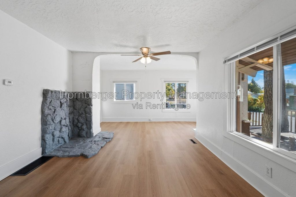 Simple Living in a Convenient Spokane Location with Bonus Room! - Image 5