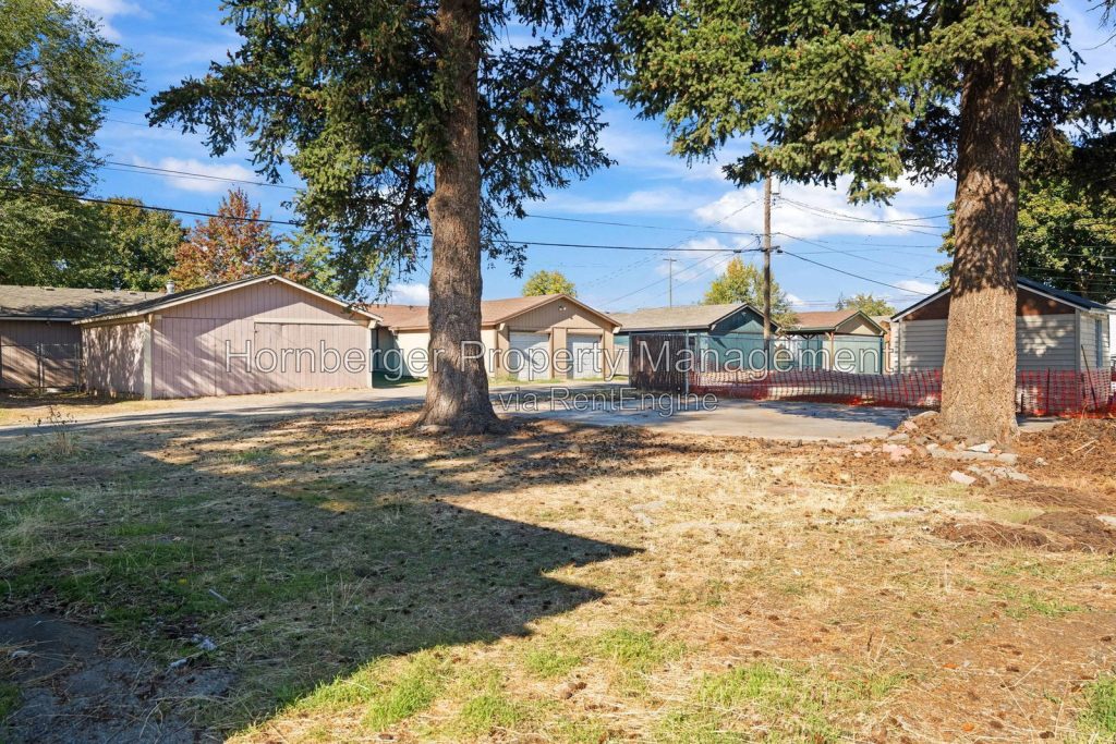 Simple Living in a Convenient Spokane Location with Bonus Room! - Image 24