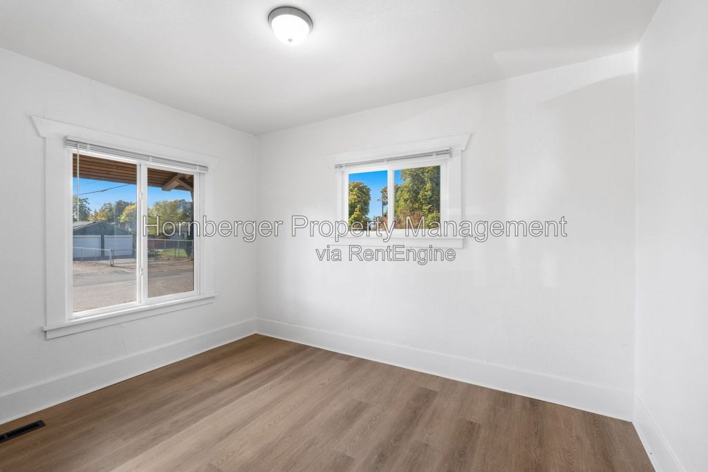 Simple Living in a Convenient Spokane Location with Bonus Room! - Image 10