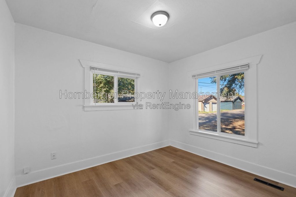 Simple Living in a Convenient Spokane Location with Bonus Room! - Image 12