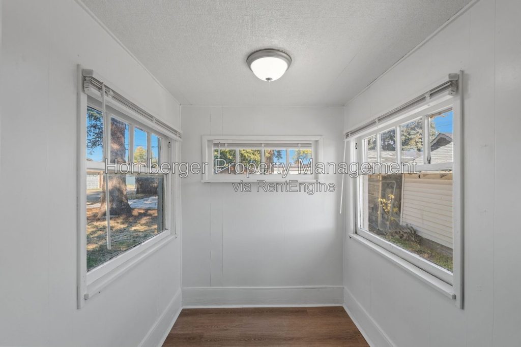 Simple Living in a Convenient Spokane Location with Bonus Room! - Image 9