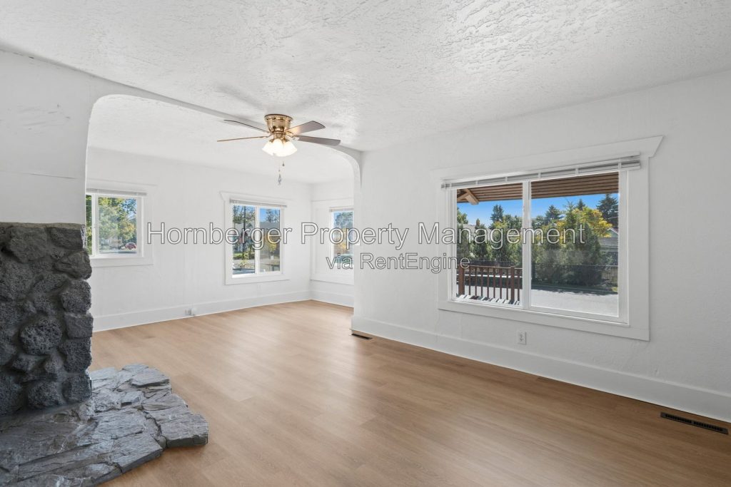 Simple Living in a Convenient Spokane Location with Bonus Room! - Image 6